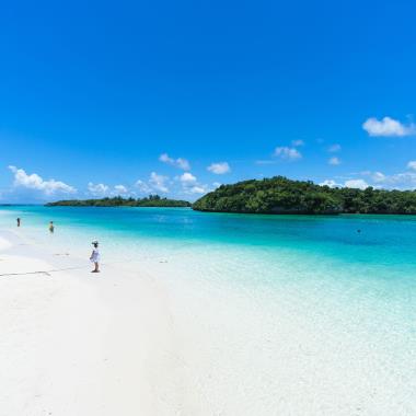 Het tropische strand van het Japanse eiland Okinawa