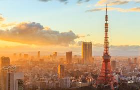 De skyline van Tokyo