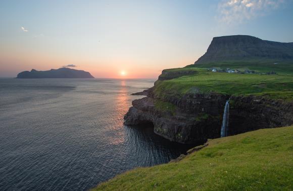 Faeroer Eilanden Gasadalur waterval