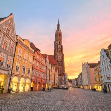 Een straat met gekleurde huizen in Duitsland