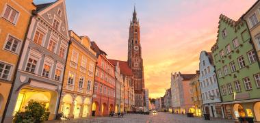 Een straat met gekleurde huizen in Duitsland