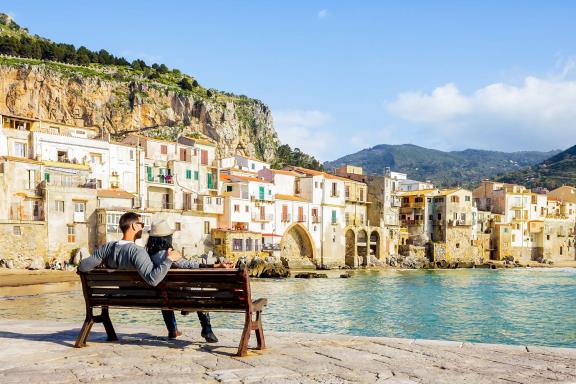 Een stel op een bankje op Sicilië