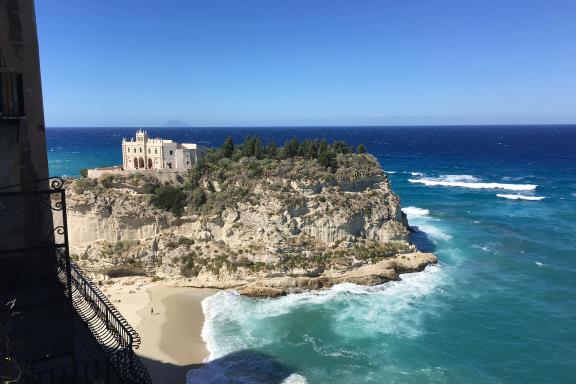 De kerk Santa Maria dell'Isola op het strand van Tropea, Calabrië