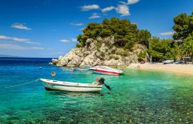 Baai met bootjes in Kroatië