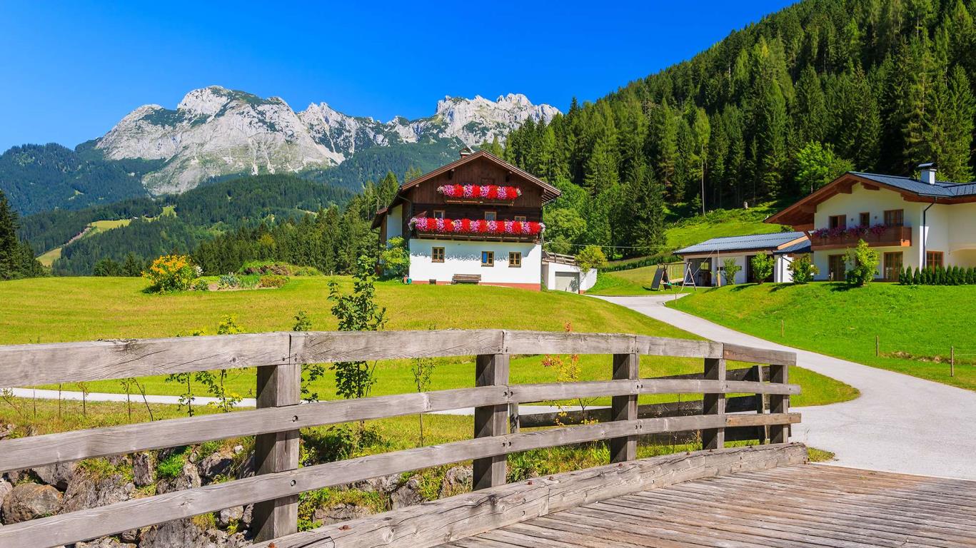 Een houten huis in de Alpen van Oostenrijk