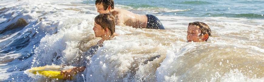 Kinderen in de zee op Lanzarote