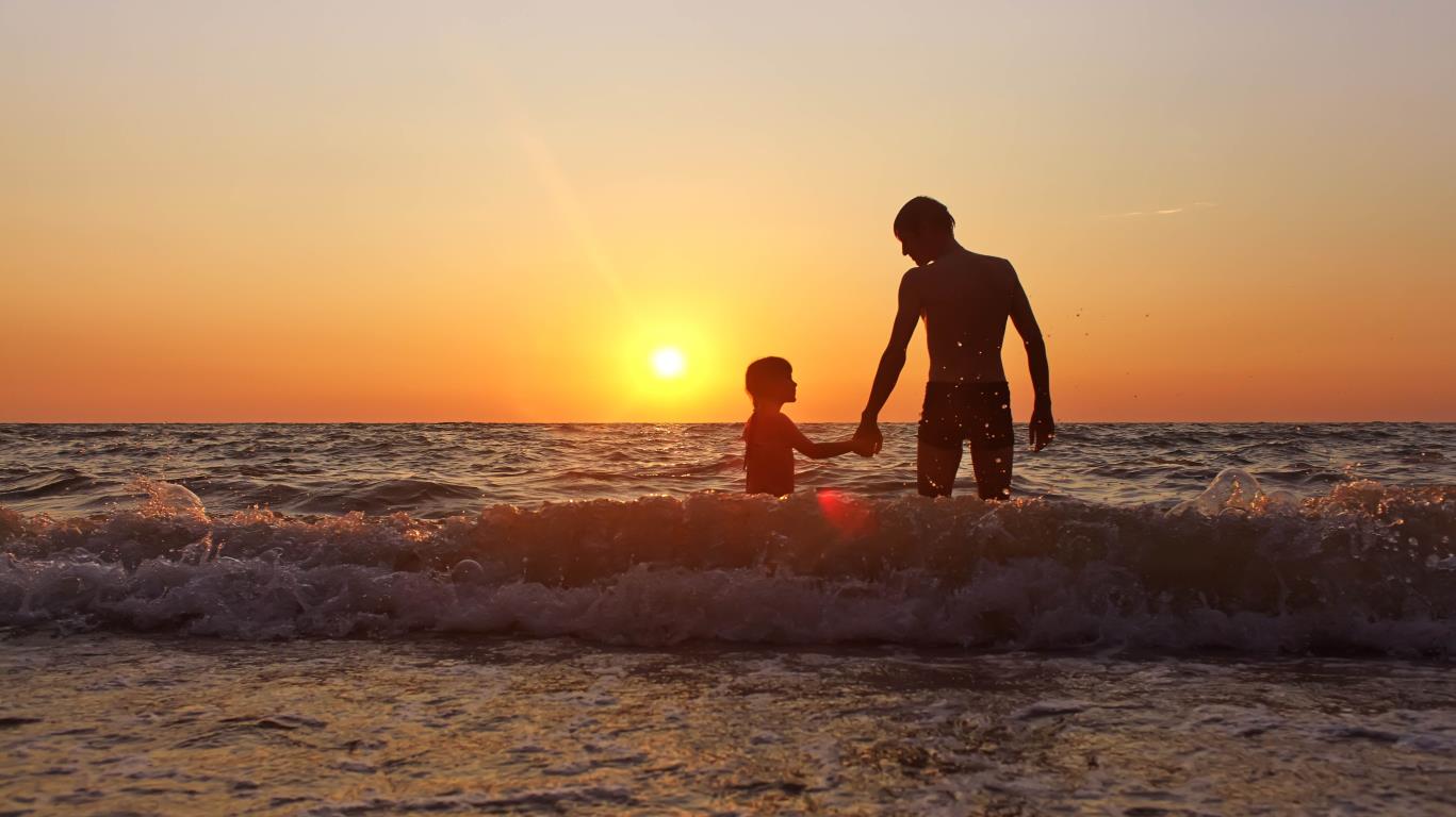 Vader met kind in zee