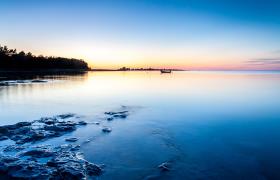 De mistige zonsopgang in Zweden