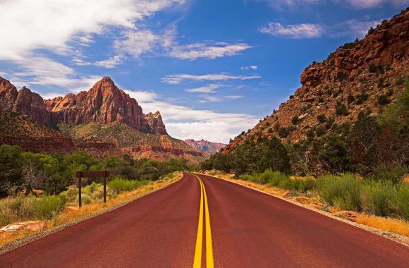 De weg naar het Nationale Park Zion