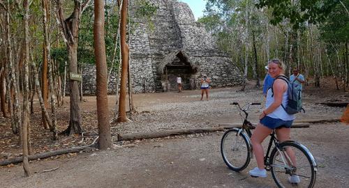 Fiets naar piramide van Coba