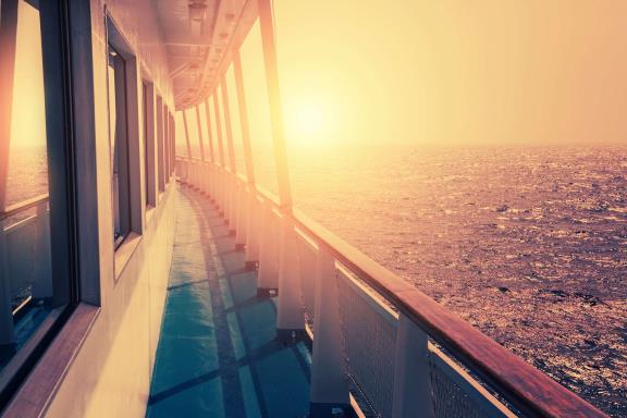 Dek van het cruiseschip met zonsondergang