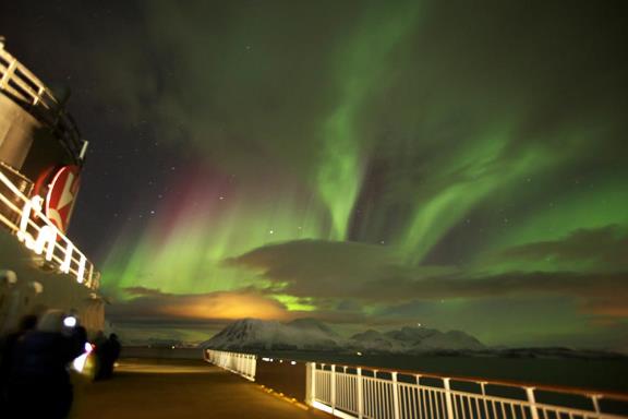 Als je geluk hebt, kun je vanaf de Hurtigruten het noorderlicht zien!