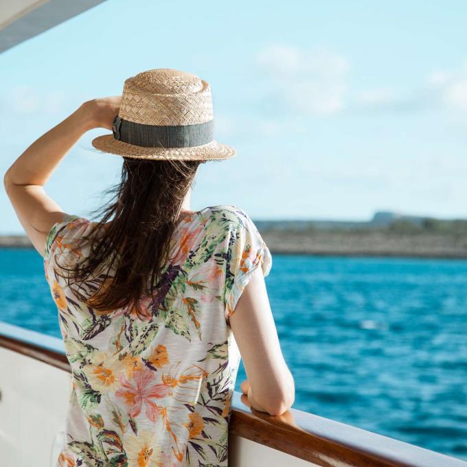 Vrouw op een cruiseschip