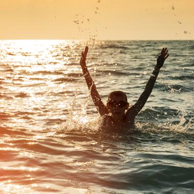Kind springt gat in de lucht in de zee