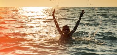Kind springt gat in de lucht in de zee